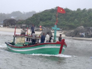 Cửa biển Sa Huỳnh bị bồi lấp nặng, tàu cá ngư dân lại mắc cạn